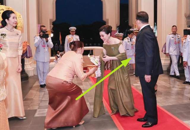 绿色拖地晚礼服绝美惹得泰王频频回头AG旗舰厅网苏提达锋芒毕露！一袭(图2)