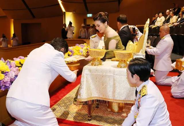 绿色拖地晚礼服绝美惹得泰王频频回头AG旗舰厅网苏提达锋芒毕露！一袭(图4)