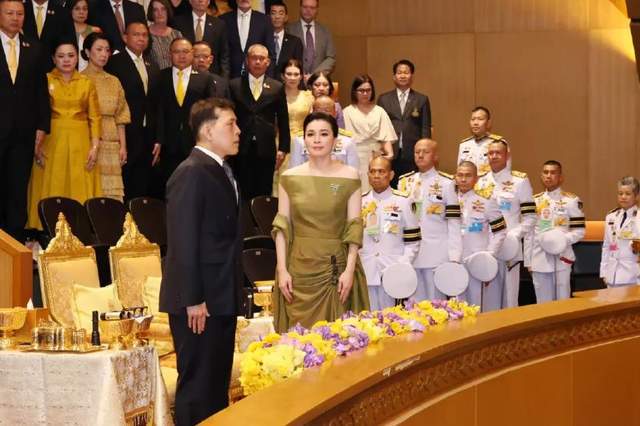 绿色拖地晚礼服绝美惹得泰王频频回头AG旗舰厅网苏提达锋芒毕露！一袭(图6)
