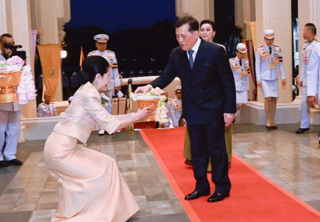 绿色拖地晚礼服绝美惹得泰王频频回头AG旗舰厅网苏提达锋芒毕露！一袭(图5)