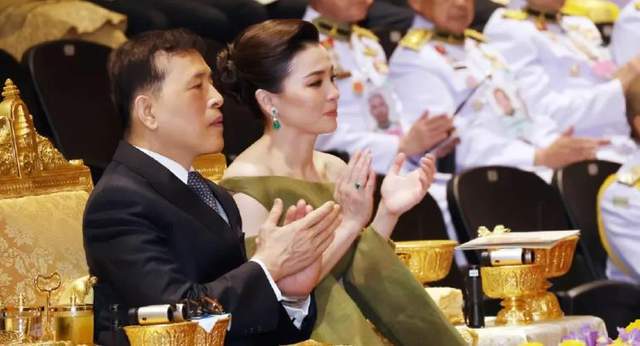 绿色拖地晚礼服绝美惹得泰王频频回头AG旗舰厅网苏提达锋芒毕露！一袭(图9)