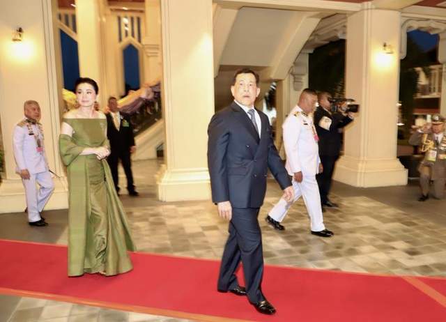 绿色拖地晚礼服绝美惹得泰王频频回头AG旗舰厅网苏提达锋芒毕露！一袭(图10)