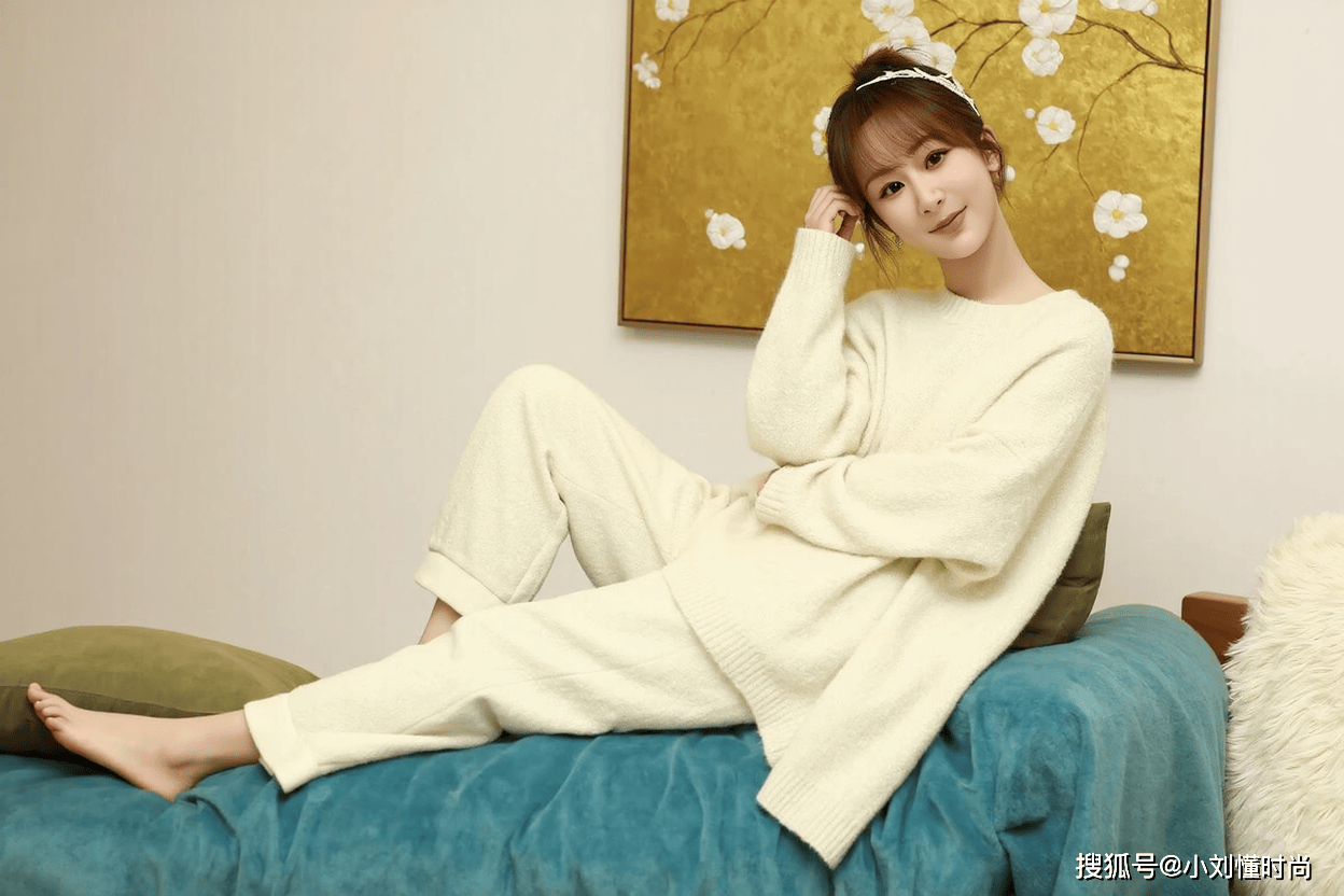 家时尚大片甜美氛围感直接拉满AG旗舰厅网站燃爆！杨紫居(图5)