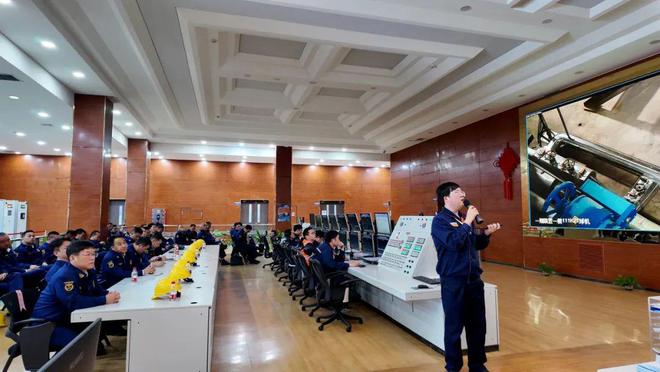 指挥长团队及战训骨干石油化工火灾扑救业务研训AG旗舰厅app上海市消防救援总队组织开展(图2)
